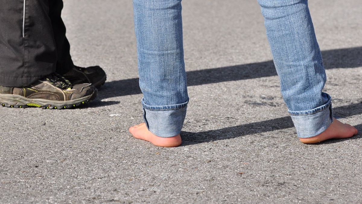 Barfuß auf Asphalt