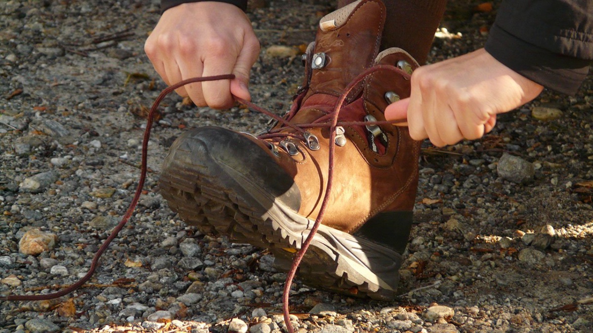 Wanderschuhe schnüren