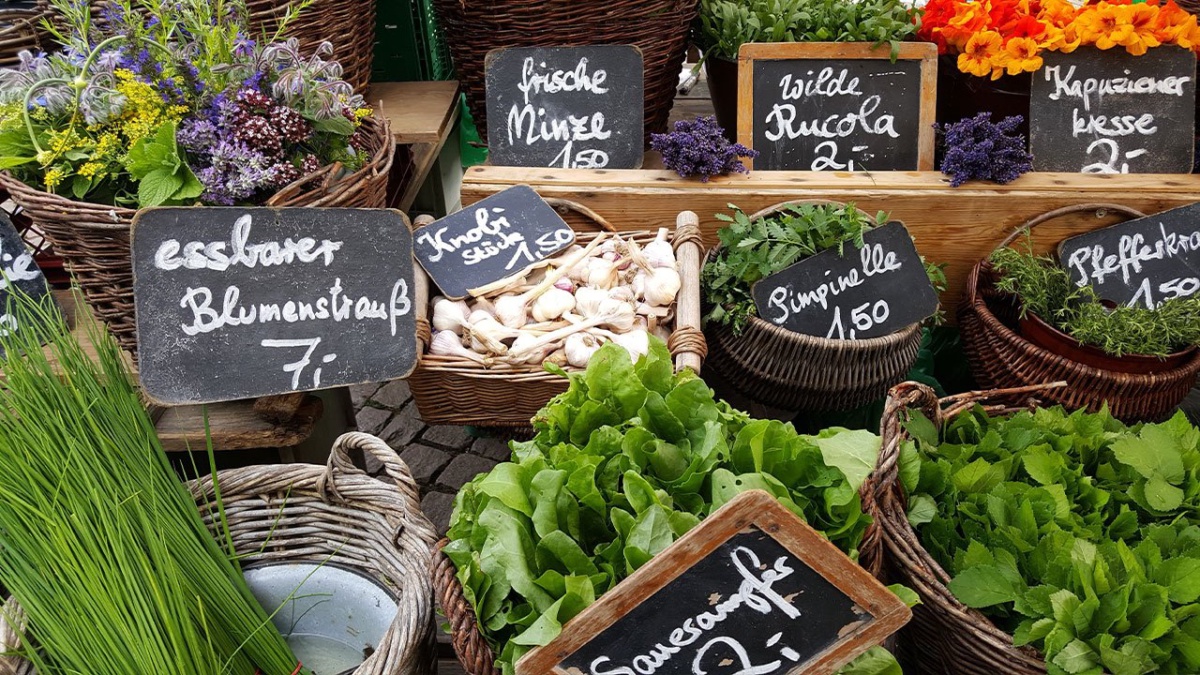 Marktstand mit Gemüse
